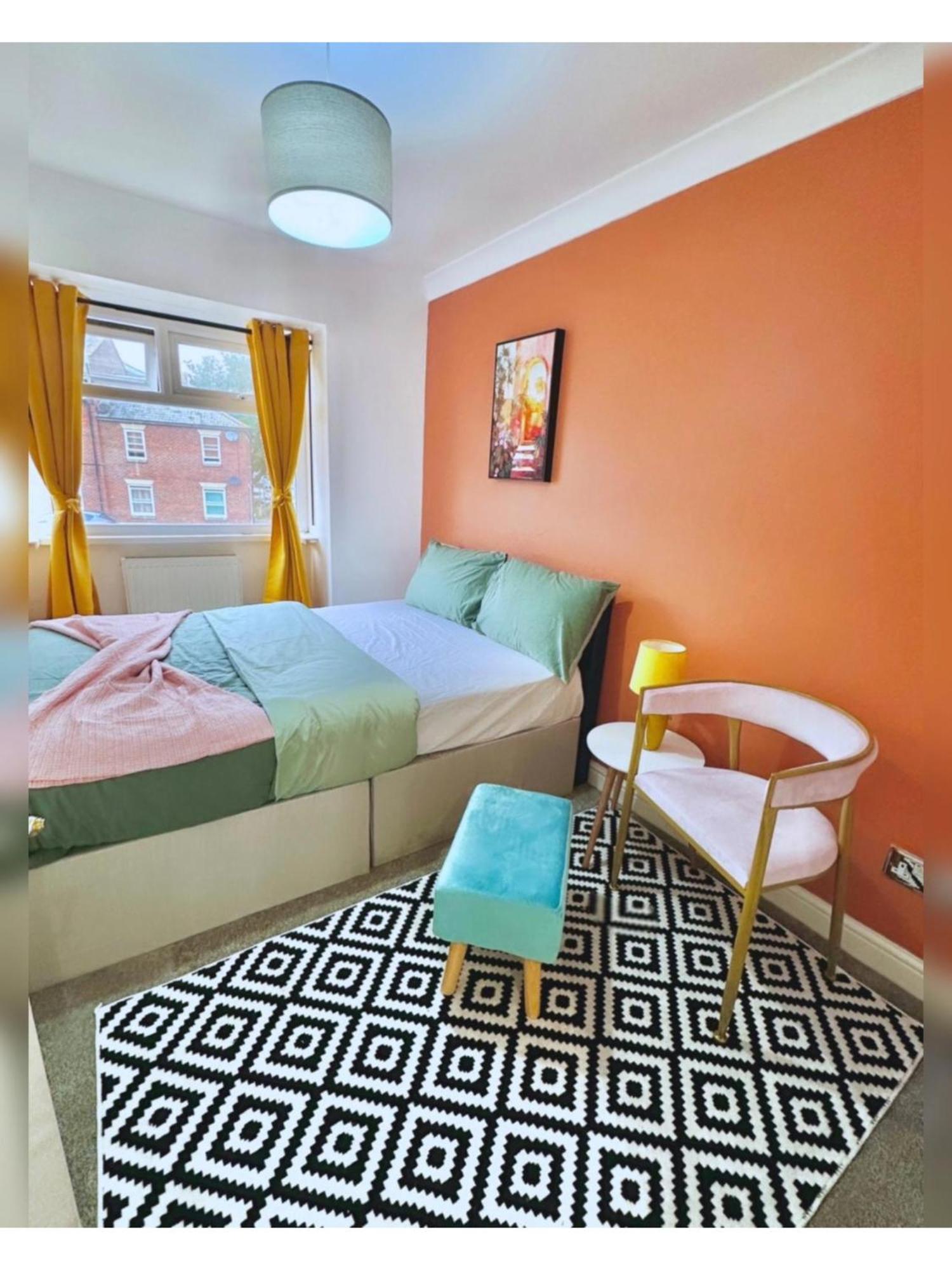 Charming 3-Bedroom House With Garden In Portsmouth, Close Parking, Train Station & Gunwharf Exterior photo